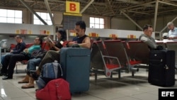 Turistas esperan vuelos en el aeropuerto José Mart. 