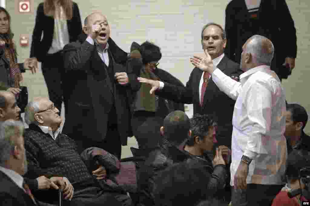 El presidente de la asociación de federaciones de cubanos residente en España, Luis Pérez (i), durante el acto organizado hoy en la Casa de América de Madrid bajo el título "Damas de Blanco: Un mensaje de Cuba" al que han asistido la presidenta del PP de