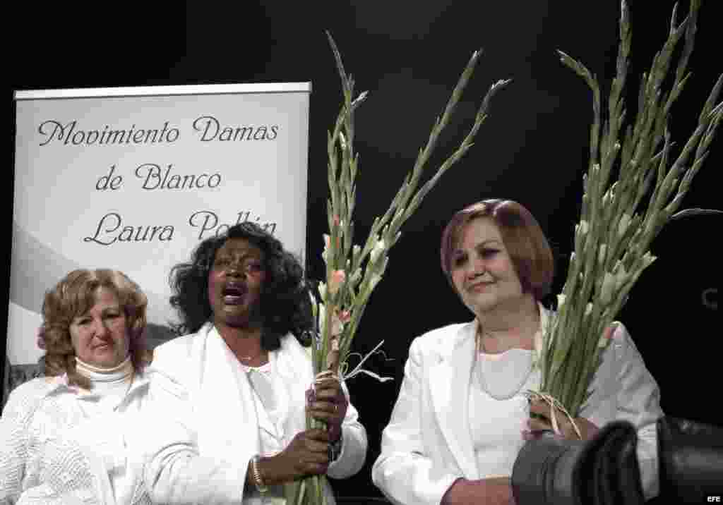 La portavoz de las Damas de Blanco de Cuba, Berta Soler (c), durante el acto organizado por el mismo movimiento que bajo el título "Damas de Blanco: Un mensaje de Cuba" se ha celebrado hoy en la Casa de América, al que ha asistido la presidenta del PP d